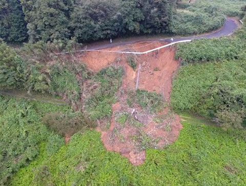 写真-2 道路中央を頭部とする崩壊