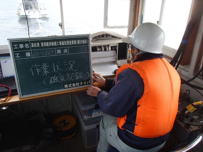 磁気探査台船内　測定状況