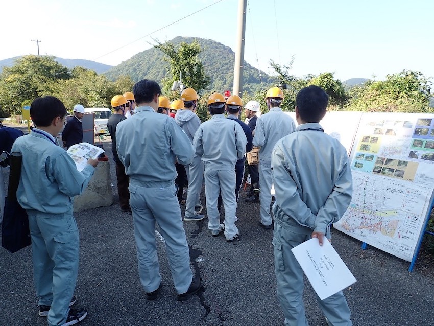 被災地の横での現地説明状況です。香川県の土木職員の方も参加されました。