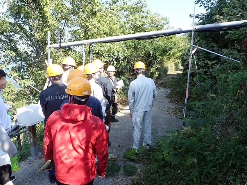 地盤伸縮計が設置されている斜面の変状を確認しています。