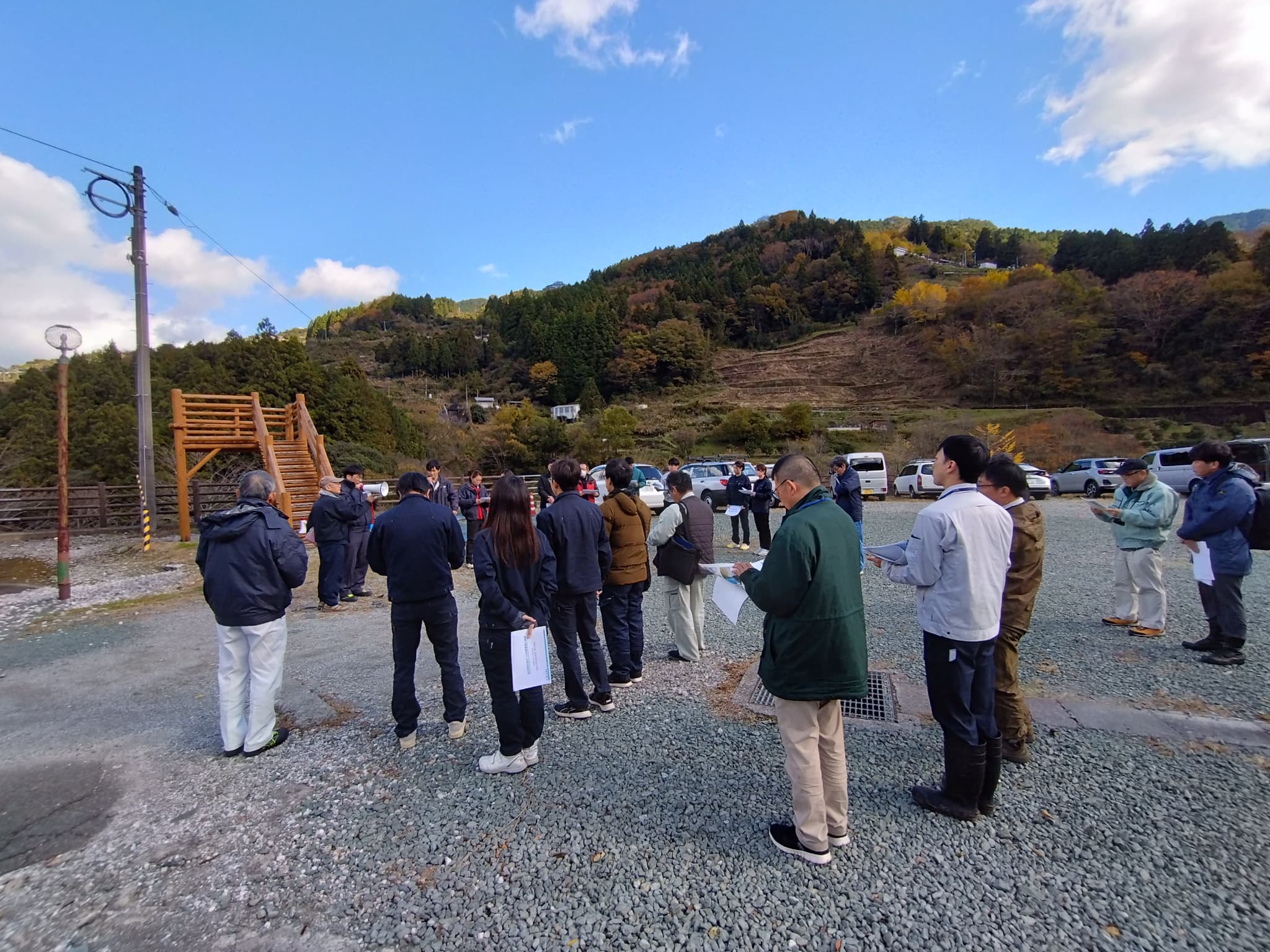 参加者の背後には御荷鉾帯の典型的な地すべり地形が発達する